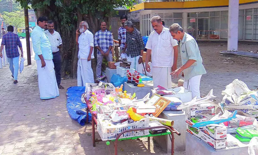ഒഴിപ്പിച്ചു, വീണ്ടുമെത്തി; വഴിയോര കച്ചവടക്കാർ തിരിച്ചെത്തിയത് ഹൈകോടതി ഉത്തരവിന്റെ പശ്ചാത്തലത്തിൽ