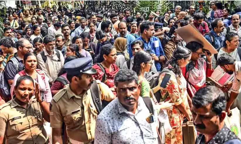 വരൂ, നമുക്കിന്ന് വോട്ട് ചെയ്യാം... ജില്ലയിൽ ജനവിധി തേടുന്നത് 7374 സ്ഥാനാർഥികൾ വരൂ, നമുക്കിന്ന് വോട്ട് ചെയ്യാം... ജില്ലയിൽ ജനവിധി തേടുന്നത് 7374 സ്ഥാനാർഥികൾ