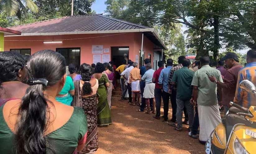 ആർക്ക് വോട്ടുചെയ്താലും കത്തുന്നത് ബി.ജെ.പി സ്ഥാനാർഥിയുടെ ലൈറ്റ്; ​പുതിയ വോട്ടുയന്ത്രം ​എത്തിച്ച് വോട്ടിങ് പുനരാരംഭിച്ചു