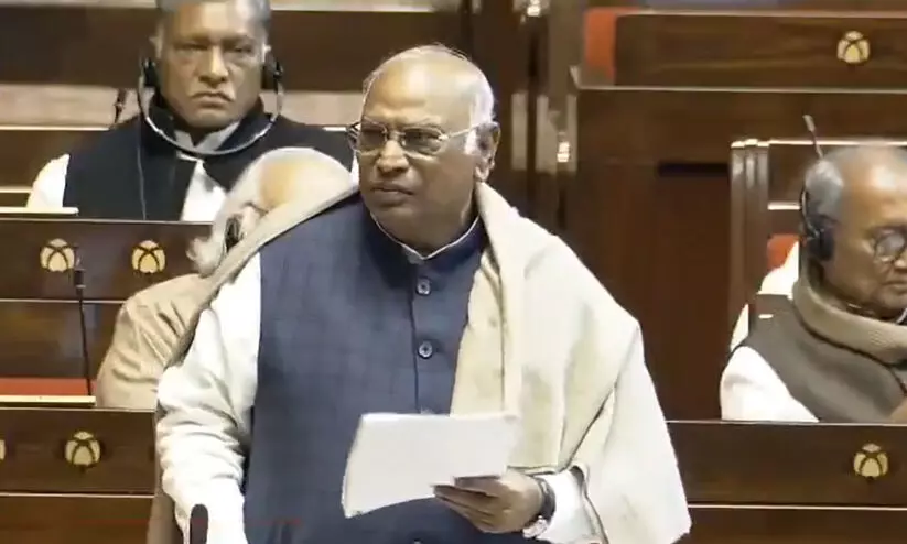 ‘ബി.ജെ.പി സ്വന്തം ചരിത്രം പഠിക്കണം’: കോൺഗ്രസ് വന്ദേമാതരം ആലപിക്കുമ്പോൾ ബി.ജെ.പിയുടെ മുൻഗാമികൾ ബ്രിട്ടീഷുകാർക്ക് പാദസേവ ചെയ്യുകയായിരുന്നുവെന്ന് മല്ലികാർജ്ജുൻ ഖാർഗെ ‘ബി.ജെ.പി സ്വന്തം ചരിത്രം പഠിക്കണം’: കോൺഗ്രസ് വന്ദേമാതരം ആലപിക്കുമ്പോൾ ബി.ജെ.പിയുടെ മുൻഗാമികൾ ബ്രിട്ടീഷുകാർക്ക് പാദസേവ ചെയ്യുകയായിരുന്നുവെന്ന് മല്ലികാർജ്ജുൻ ഖാർഗെ