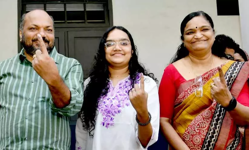 മന്ത്രി പി. രാജീവും കുടുംബവും വോട്ട് രേഖപ്പെടുത്തിയ ശേഷം