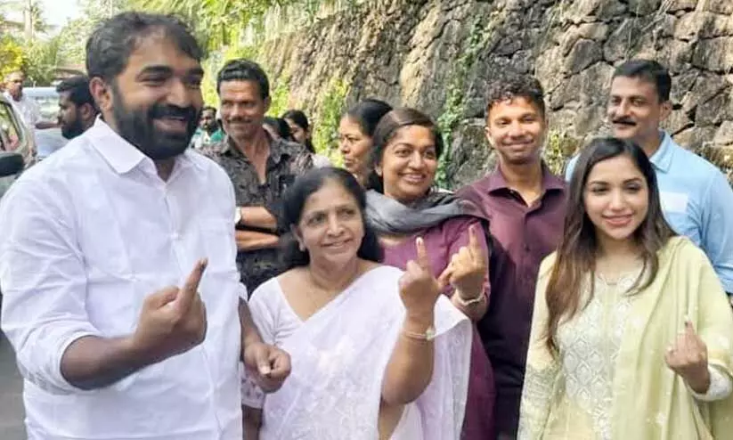 ചാണ്ടി ഉമ്മൻ എം.എൽ.എ അമ്മക്കും സഹോദരിമാർക്കുമൊപ്പം