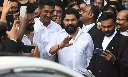 നാടകാന്തം സിനിമ ! നാടകീയ രംഗങ്ങൾക്ക് സാക്ഷ്യം വഹിച്ച് എറണാകുളം ജില്ല സെഷൻസ് കോടതി നാടകാന്തം സിനിമ ! നാടകീയ രംഗങ്ങൾക്ക് സാക്ഷ്യം വഹിച്ച് എറണാകുളം ജില്ല സെഷൻസ് കോടതി