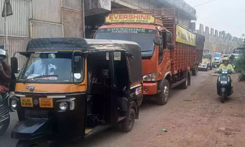 ഈ ഗതാഗതക്കുരുക്കിന് ആര് പരിഹാരം കാണും? ഈ ഗതാഗതക്കുരുക്കിന് ആര് പരിഹാരം കാണും?