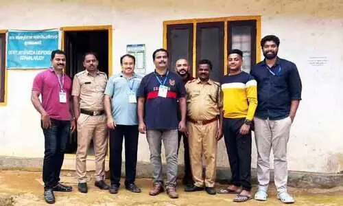 ഞങ്ങളിതാ എത്തി; കാൽ നടയായി ദുർഘടപാത താണ്ടി 56 പോളിങ്ങ് ഉദ്യോഗസ്ഥർ ഇടമലക്കുടിയിൽ ഞങ്ങളിതാ എത്തി; കാൽ നടയായി ദുർഘടപാത താണ്ടി 56 പോളിങ്ങ് ഉദ്യോഗസ്ഥർ ഇടമലക്കുടിയിൽ