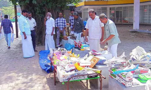 ഒഴിപ്പിച്ചു, വീണ്ടുമെത്തി; വഴിയോര കച്ചവടക്കാർ തിരിച്ചെത്തിയത് ഹൈകോടതി ഉത്തരവിന്റെ പശ്ചാത്തലത്തിൽ ഒഴിപ്പിച്ചു, വീണ്ടുമെത്തി; വഴിയോര കച്ചവടക്കാർ തിരിച്ചെത്തിയത് ഹൈകോടതി ഉത്തരവിന്റെ പശ്ചാത്തലത്തിൽ