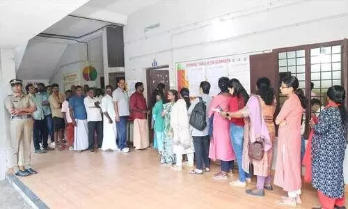 വോട്ടുയന്ത്രം പണിമുടക്കി, തെരഞ്ഞെടുപ്പ് വൈകി; തിരുവല്ലയിൽ ​സ്ഥാനാർഥിക്ക് മർദനമേറ്റു