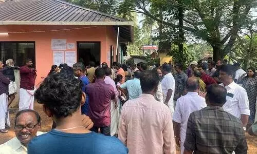 എൽ.ഡി.എഫിന് വോട്ടുചെയ്യുമ്പോൾ ബി.ജെ.പി സ്ഥാനാർഥിയുടെ ലൈറ്റ് തെളിയുന്നു; പൂവച്ചലിൽ പോളിങ് നിർത്തിവെച്ചു