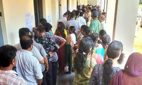 തദ്ദേശ തെരഞ്ഞെടുപ്പ്: ആദ്യഘട്ടത്തിൽ ഏഴ് ജില്ലകൾ വിധിയെഴുതി; പോളിങ് 70 ശതമാനം തദ്ദേശ തെരഞ്ഞെടുപ്പ്: ആദ്യഘട്ടത്തിൽ ഏഴ് ജില്ലകൾ വിധിയെഴുതി; പോളിങ് 70 ശതമാനം