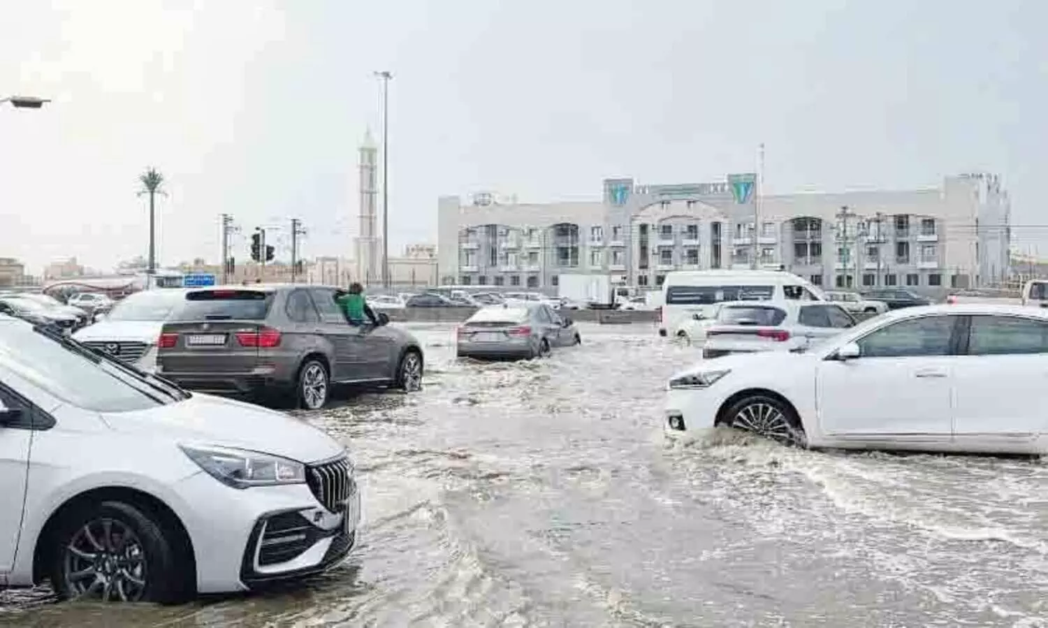 ജി​ദ്ദ, മ​ക്ക ഉ​ൾ​പ്പെ​ടെ പ​ടി​ഞ്ഞാ​റ​ൻ   മേ​ഖ​ല​യി​ൽ ശ​ക്ത​മാ​യ മ​ഴ