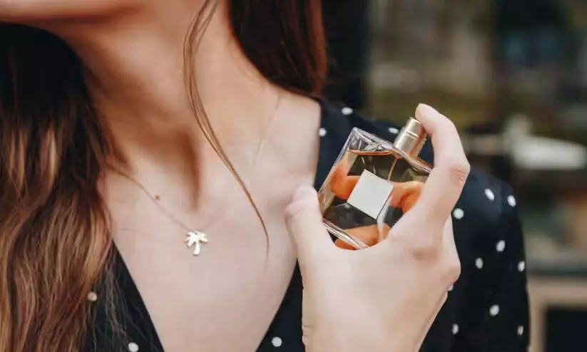 ആഭരണങ്ങൾ ധരിച്ച ശേഷം പെർഫ്യൂം ഉപയോഗിക്കരുത്; പ്രിയങ്ക ചോപ്രയുടെ ഉപദേശത്തിന് പിന്നിൽ ചില കാരണങ്ങളുണ്ട് ആഭരണങ്ങൾ ധരിച്ച ശേഷം പെർഫ്യൂം ഉപയോഗിക്കരുത്; പ്രിയങ്ക ചോപ്രയുടെ ഉപദേശത്തിന് പിന്നിൽ ചില കാരണങ്ങളുണ്ട്