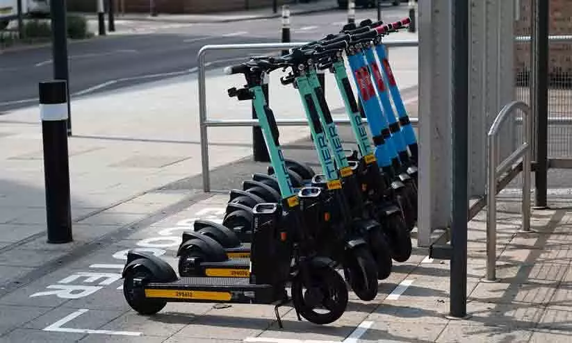 ഇ-സ്കൂട്ടർ അപകടത്തിൽ യുവാവിന് ഗുരുതര പരിക്ക് ഇ-സ്കൂട്ടർ അപകടത്തിൽ യുവാവിന് ഗുരുതര പരിക്ക്