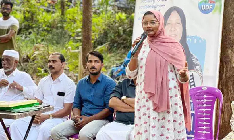 മൂത്തേടത്ത് ഉമ്മാക്ക് വോട്ട് തേടി മകളുടെ പാട്ടും പ്രസംഗവും മൂത്തേടത്ത് ഉമ്മാക്ക് വോട്ട് തേടി മകളുടെ പാട്ടും പ്രസംഗവും