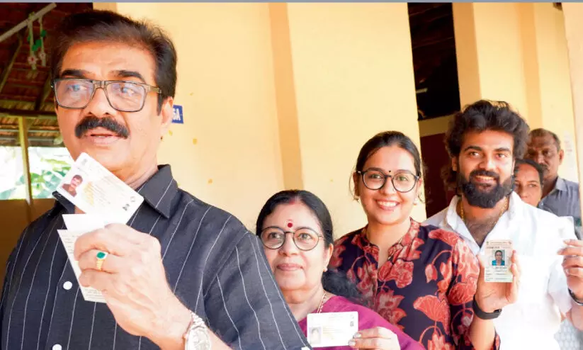 വോട്ടാവേശത്തിനൊപ്പം പ്രമുഖരും വോട്ടാവേശത്തിനൊപ്പം പ്രമുഖരും