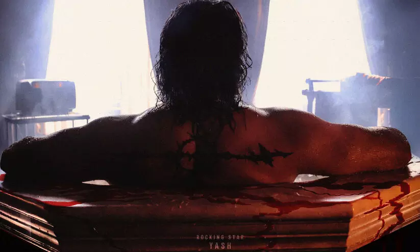 തിയറ്ററിലെത്താൻ ഇനി 100 ദിവസം; ഗീതു മോഹൻദാസിന്‍റെ ടോക്സികിന്‍റെ പുതിയ പോസ്റ്റർ റിലീസായി