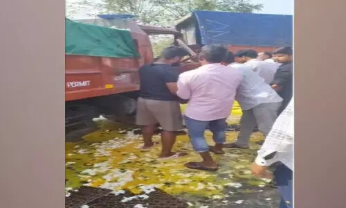 മു​ട്ട ക​യ​റ്റി​യ വാ​ഹ​നം ലോ​റി​യി​ടി​ച്ച് മ​റി​ഞ്ഞു