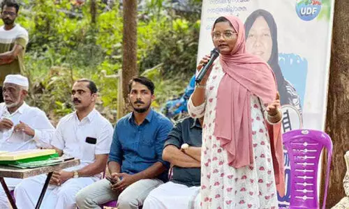 മൂ​ത്തേ​ട​ത്ത് ഉ​മ്മാ​ക്ക് വോ​ട്ട് തേ​ടി മ​ക​ളു​ടെ പാ​ട്ടും പ്ര​സം​ഗ​വും