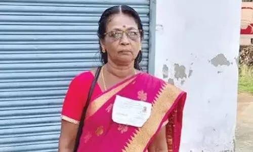 എന്ത് വിധിയിത്! പാർട്ടി തിരിഞ്ഞുനോക്കിയില്ല, പ്രതിഷേധവുമായി ബി.​ജെ.പി സ്ഥാനാർഥി; ബൂത്തിന് മുന്നിൽ ‘നിൽപ്പ്’ സമരം