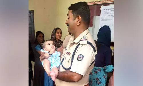 മാതാവ് വോട്ട് ചെയ്ത് മടങ്ങുംവരെ കൈക്കുഞ്ഞുമായി എസ്.ഐ