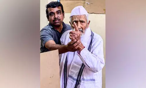 പതിവ് തെറ്റിക്കാതെ ബേക്കർ സാഹിബ് പതിവ് തെറ്റിക്കാതെ ബേക്കർ സാഹിബ്