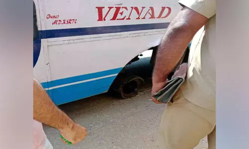 ഓട്ടത്തിനിടെ കെ.എസ്.ആർ.ടി.സി ബസിന്റെ ടയർ ഊരിതെറിച്ചു ഓട്ടത്തിനിടെ കെ.എസ്.ആർ.ടി.സി ബസിന്റെ ടയർ ഊരിതെറിച്ചു