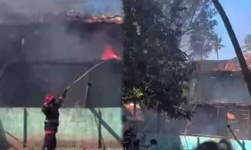 വർക്കല ക്ലിഫിൽ വൻ തീപിടിത്തം; റിസോർട്ട് പൂർണമായും കത്തി നശിച്ചു