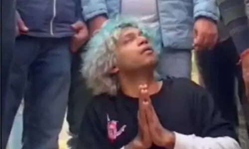 പശുവിന് ചിക്കൻ മോമോസ് നൽകിയ വ്ലോഗർക്ക് മർദനം; മതവികാരം വ്രണപ്പെടുത്തിയെന്ന പരാതിയിൽ അറസ്റ്റ്