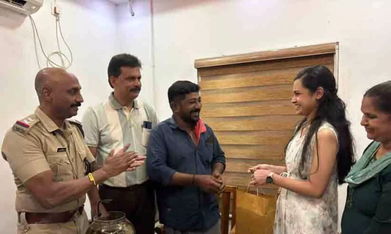 ചുമട്ടുതൊഴിലാളിയുടെ സത്യസന്ധത: ഒന്നര ലക്ഷം രൂപ വിലവരുന്ന ഡയമണ്ട് വള ഉടമയ്ക്ക് തിരികെ ലഭിച്ചു