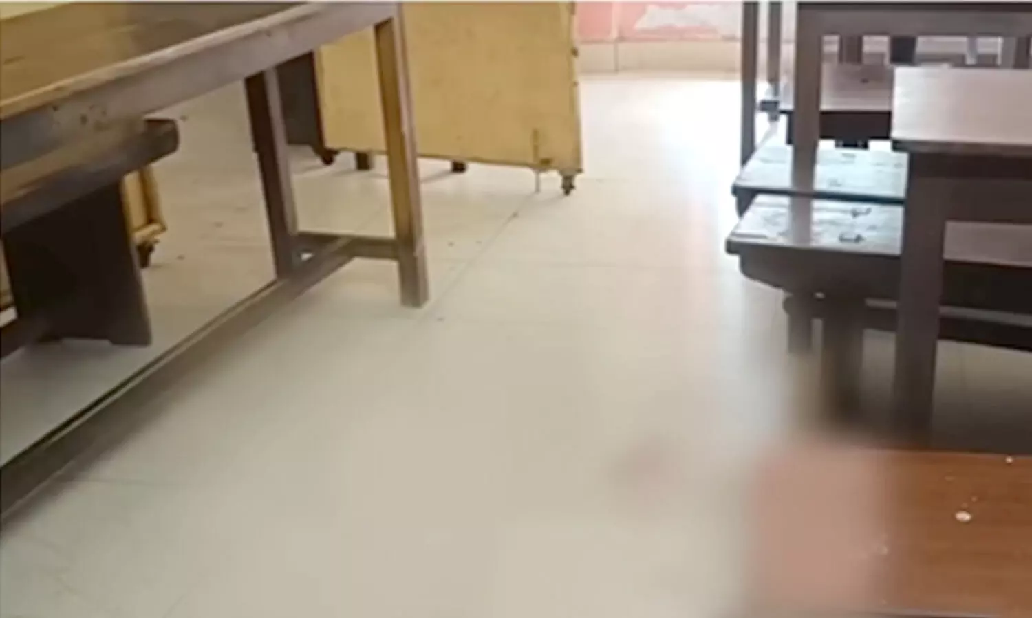 സ്‌കൂളിൽ കയറി പുസ്തകത്തിനിടയിൽ ഒളിപ്പിച്ച കത്തിയെടുത്ത്​ അധ്യാപികയെ കഴുത്തിൽ കുത്തി ഭർത്താവ്