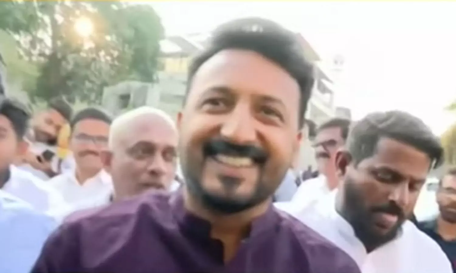 ഒളിവിൽനിന്ന് പുറത്തുവന്ന രാഹുൽ മാങ്കൂട്ടത്തിലിന്‍റെ കാറില്‍ ‘കോഴി’യുടെ സ്റ്റിക്കര്‍ പതിപ്പിച്ച് സി.പി.എം പ്രവര്‍ത്തകര്‍