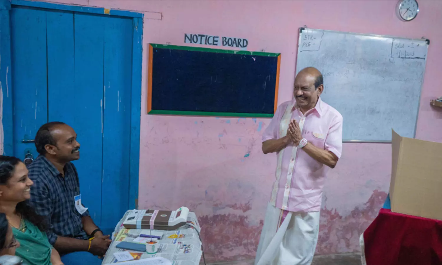 വിമാനത്തിലും കോപ്ടറിലും പറന്നെത്തി എം.എ. യൂസുഫലിയുടെ വോട്ട്​