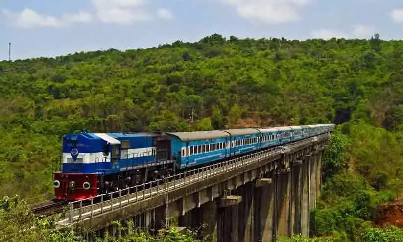 ടിക്കറ്റില്ലാ യാത്ര: കൊങ്കൺ റെയിൽവേ നവംബറിൽ 2.33 കോടി പിഴയീടാക്കി ടിക്കറ്റില്ലാ യാത്ര: കൊങ്കൺ റെയിൽവേ നവംബറിൽ 2.33 കോടി പിഴയീടാക്കി