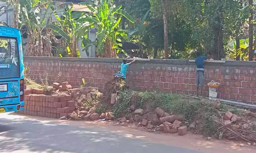 യാത്രക്കാർക്ക് ഭീഷണിയായി കോൺവെന്റ് ജങ്ഷനിൽ ചെങ്കല്ല് യാത്രക്കാർക്ക് ഭീഷണിയായി കോൺവെന്റ് ജങ്ഷനിൽ ചെങ്കല്ല്