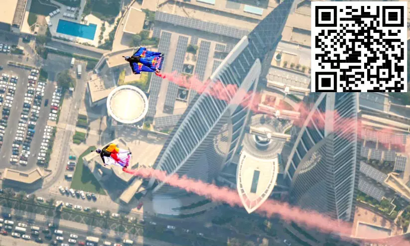 വേൾഡ് ട്രേഡ് സെന്റർ ടവറുകൾക്കിടയിലൂടെ സമാന്തരമായി പറന്ന് വിദേശ സാഹസികർ വേൾഡ് ട്രേഡ് സെന്റർ ടവറുകൾക്കിടയിലൂടെ സമാന്തരമായി പറന്ന് വിദേശ സാഹസികർ