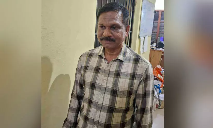 ഡ്രൈ ഡേയിൽ വിൽപനക്കായി പുല്ലൂരിൽ മദ്യം സൂക്ഷിച്ചയാൾ പിടിയില് ഡ്രൈ ഡേയിൽ വിൽപനക്കായി പുല്ലൂരിൽ മദ്യം സൂക്ഷിച്ചയാൾ പിടിയില്