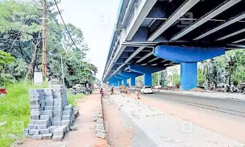 ഉയരപ്പാത; സർവിസ് റോഡിൽ സൈക്കിൾ പാതയുടെ നിർമാണം തുടങ്ങി ഉയരപ്പാത; സർവിസ് റോഡിൽ സൈക്കിൾ പാതയുടെ നിർമാണം തുടങ്ങി