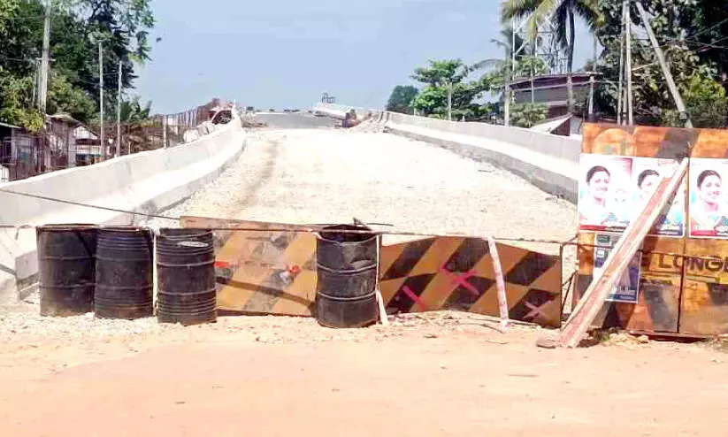 തുറന്ന മേൽപാലം അടച്ചു; പ്രതിഷേധവുമായി നാട്ടുകാർ തുറന്ന മേൽപാലം അടച്ചു; പ്രതിഷേധവുമായി നാട്ടുകാർ