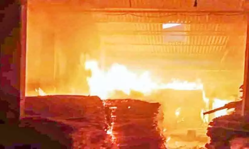 എടയാറിൽ പ്ലൈവുഡ് കമ്പനിയിൽ തീപിടിത്തം എടയാറിൽ പ്ലൈവുഡ് കമ്പനിയിൽ തീപിടിത്തം