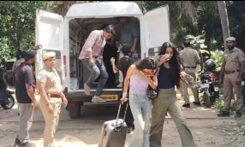 പിറന്നാൾ ആഘോഷത്തിന്റെ മറവിൽ ലഹരി പാർട്ടി; എട്ട് പേർ അറസ്റ്റിൽ പിറന്നാൾ ആഘോഷത്തിന്റെ മറവിൽ ലഹരി പാർട്ടി; എട്ട് പേർ അറസ്റ്റിൽ