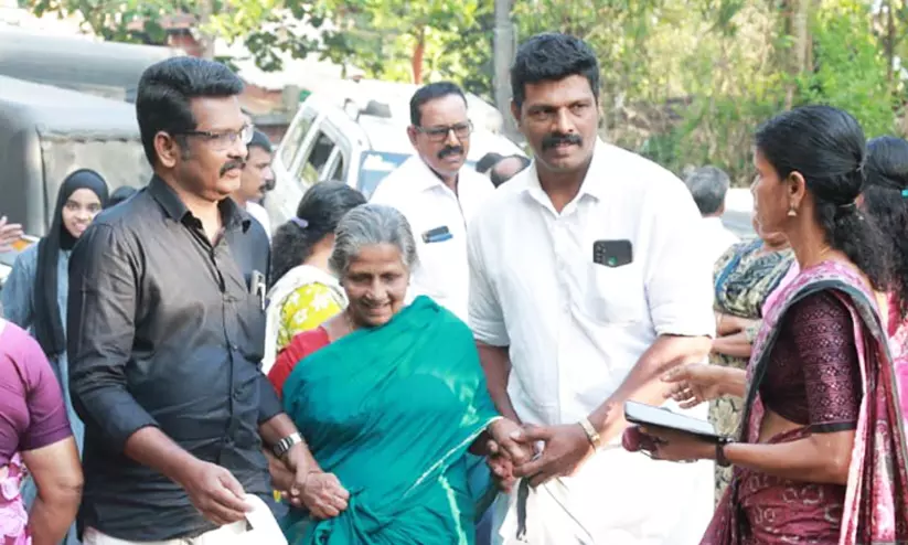 പോളിങ് കുതിക്കുന്നു വടക്കൻ കേരളത്തിൽ; ബൂത്തുകൾക്ക് മുമ്പിൽ വോട്ടർമാരുടെ നീണ്ടനിര -LIVE പോളിങ് കുതിക്കുന്നു വടക്കൻ കേരളത്തിൽ; ബൂത്തുകൾക്ക് മുമ്പിൽ വോട്ടർമാരുടെ നീണ്ടനിര -LIVE