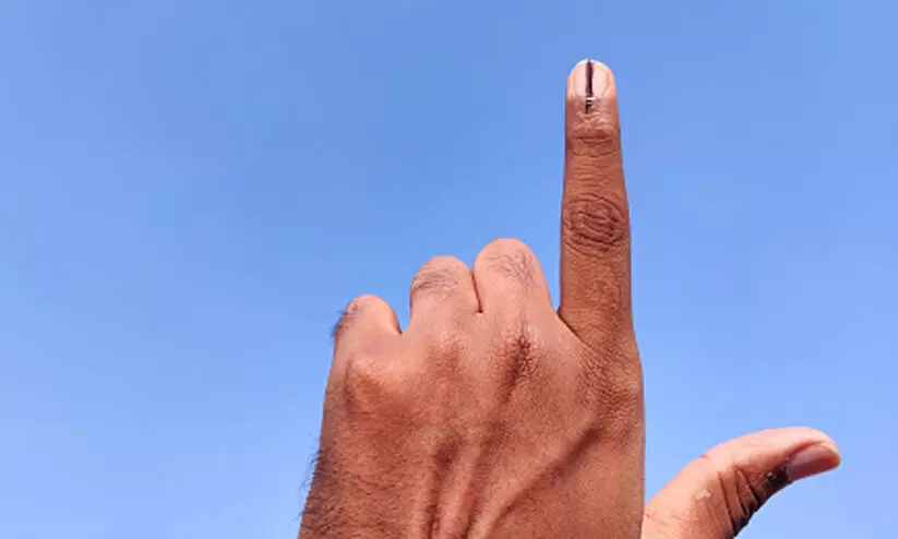 ഓപ്പൺ വോട്ടിനെ ചൊല്ലി തർക്കം: സ്ത്രീ കുഴഞ്ഞു വീണു ഓപ്പൺ വോട്ടിനെ ചൊല്ലി തർക്കം: സ്ത്രീ കുഴഞ്ഞു വീണു