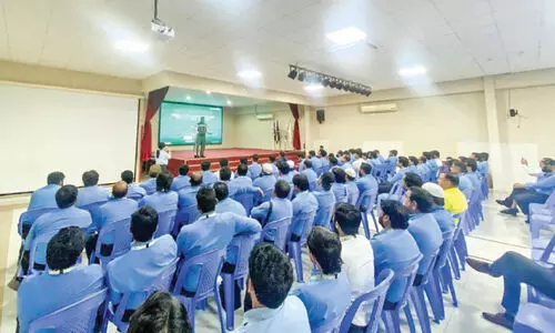 റോഡ് സുരക്ഷ; ബസ് ഡ്രൈവർമാർക്ക് ദുബൈ പൊലീസ് പരിശീലനം റോഡ് സുരക്ഷ; ബസ് ഡ്രൈവർമാർക്ക് ദുബൈ പൊലീസ് പരിശീലനം