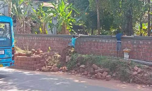 യാത്രക്കാർക്ക് ഭീഷണിയായി കോൺവെന്റ് ജങ്ഷനിൽ ചെങ്കല്ല് യാത്രക്കാർക്ക് ഭീഷണിയായി കോൺവെന്റ് ജങ്ഷനിൽ ചെങ്കല്ല്