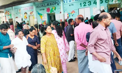 കോഴിക്കോട് ഉണ്ണികുളത്ത് വോട്ടെടുപ്പ് തുടങ്ങാനായില്ല; പകരം കൊണ്ടുവന്ന വോട്ടിങ് മെഷീനും തകരാറിൽ കോഴിക്കോട് ഉണ്ണികുളത്ത് വോട്ടെടുപ്പ് തുടങ്ങാനായില്ല; പകരം കൊണ്ടുവന്ന വോട്ടിങ് മെഷീനും തകരാറിൽ