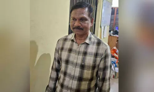 ഡ്രൈ ഡേയിൽ വിൽപനക്കായി പുല്ലൂരിൽ മദ്യം സൂക്ഷിച്ചയാൾ പിടിയില് ഡ്രൈ ഡേയിൽ വിൽപനക്കായി പുല്ലൂരിൽ മദ്യം സൂക്ഷിച്ചയാൾ പിടിയില്