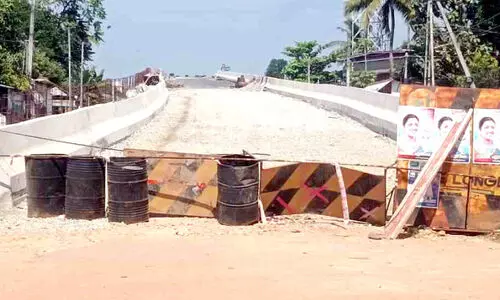 തുറന്ന മേൽപാലം അടച്ചു; പ്രതിഷേധവുമായി നാട്ടുകാർ