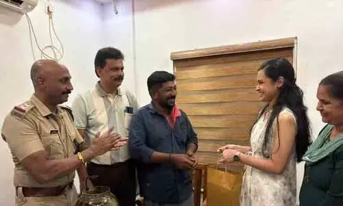 ചുമട്ടുതൊഴിലാളിയുടെ സത്യസന്ധത: ഒന്നര ലക്ഷം രൂപ വിലവരുന്ന ഡയമണ്ട് വള ഉടമയ്ക്ക് തിരികെ ലഭിച്ചു ചുമട്ടുതൊഴിലാളിയുടെ സത്യസന്ധത: ഒന്നര ലക്ഷം രൂപ വിലവരുന്ന ഡയമണ്ട് വള ഉടമയ്ക്ക് തിരികെ ലഭിച്ചു