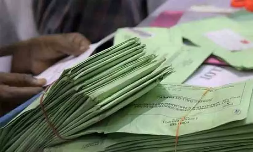 പോസ്റ്റൽ വോട്ട് എണ്ണുമ്പോൾ രഹസ്യാത്മകത ചോരുന്നെന്ന ആശങ്കയിൽ ജീവനക്കാർ