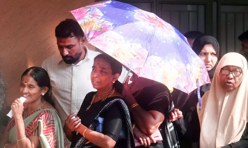 പരക്കെ യന്ത്രത്തകരാർ; വലഞ്ഞ് വോട്ടർമാർ പരക്കെ യന്ത്രത്തകരാർ; വലഞ്ഞ് വോട്ടർമാർ