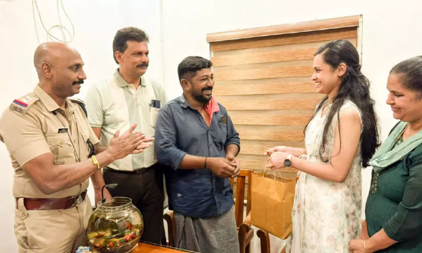 ഒന്നര ലക്ഷത്തിന്‍റെ ഡയമണ്ട് വള തിരികെനൽകി ചുമട്ടുതൊഴിലാളി